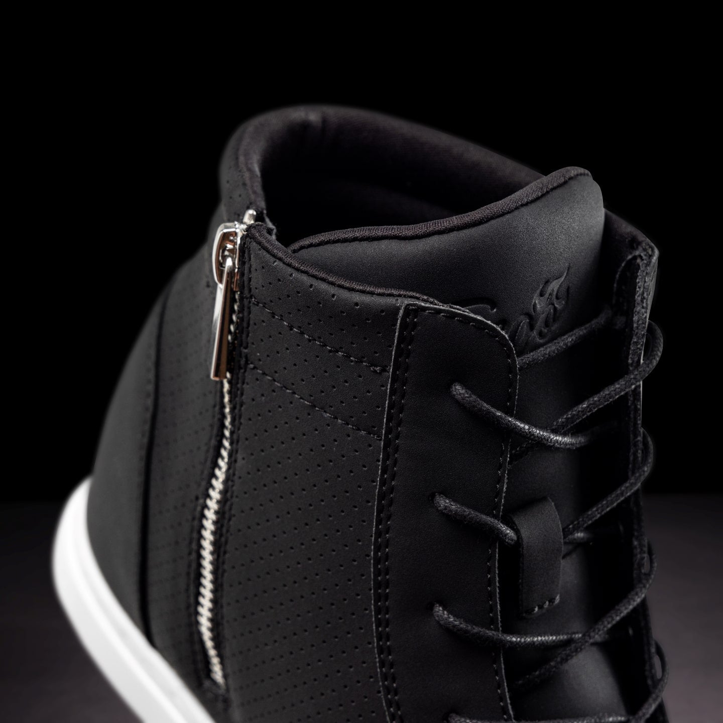 Fuego Wedge Black White